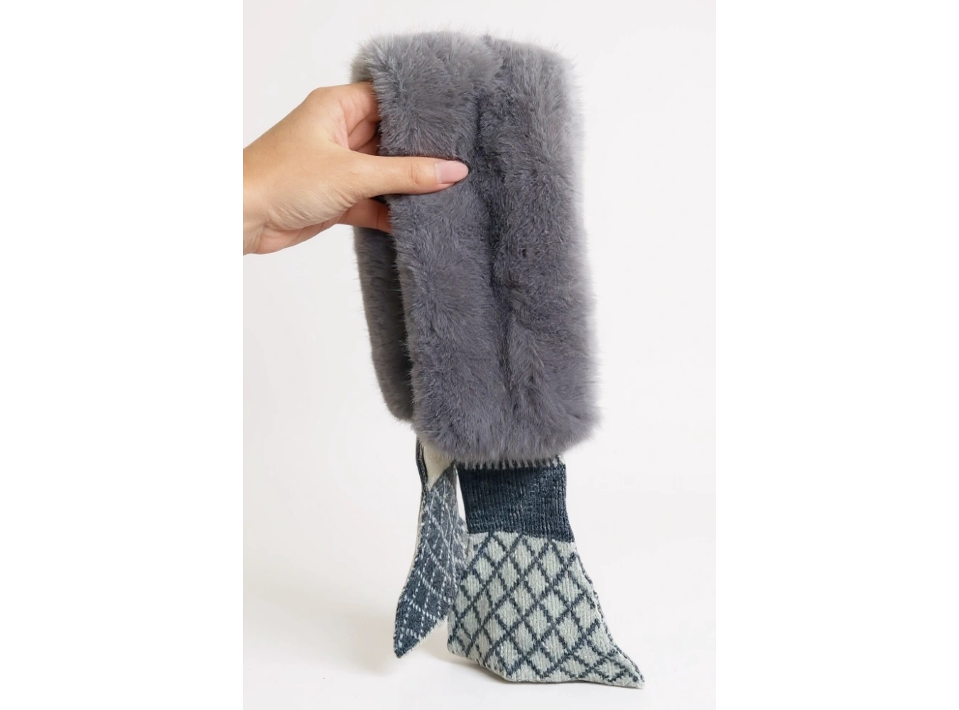 Gri Ve Beyaz Renk Çizgi Detaylı Çocuk Peluş Atkı