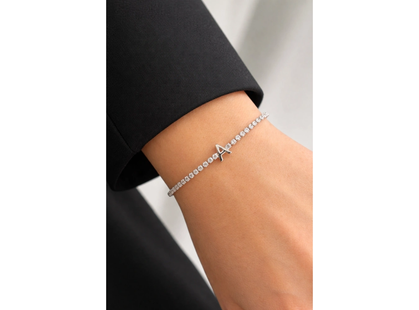 Gümüş Renk A Harfli Taş Detaylı Çelik Bileklik