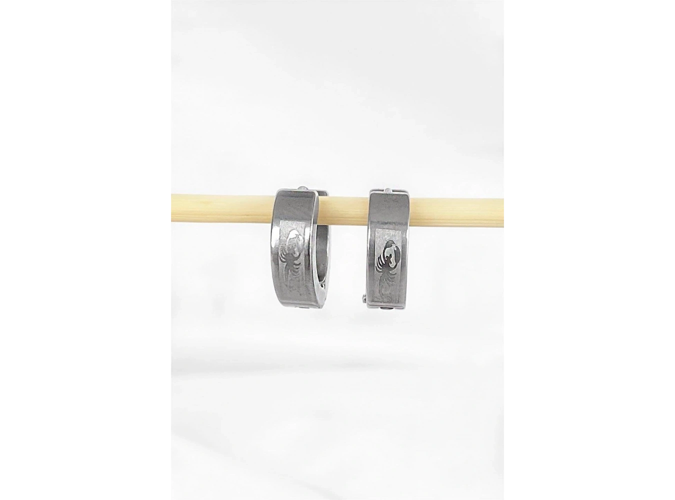 Gümüş Renk Akrep Desenli Unisex Halka Çelik  Küpe (Çift)