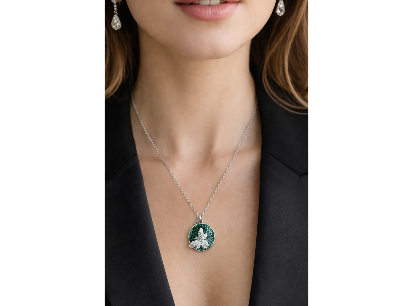 Gümüş Renk Arı Figürlü Çelik Kolye