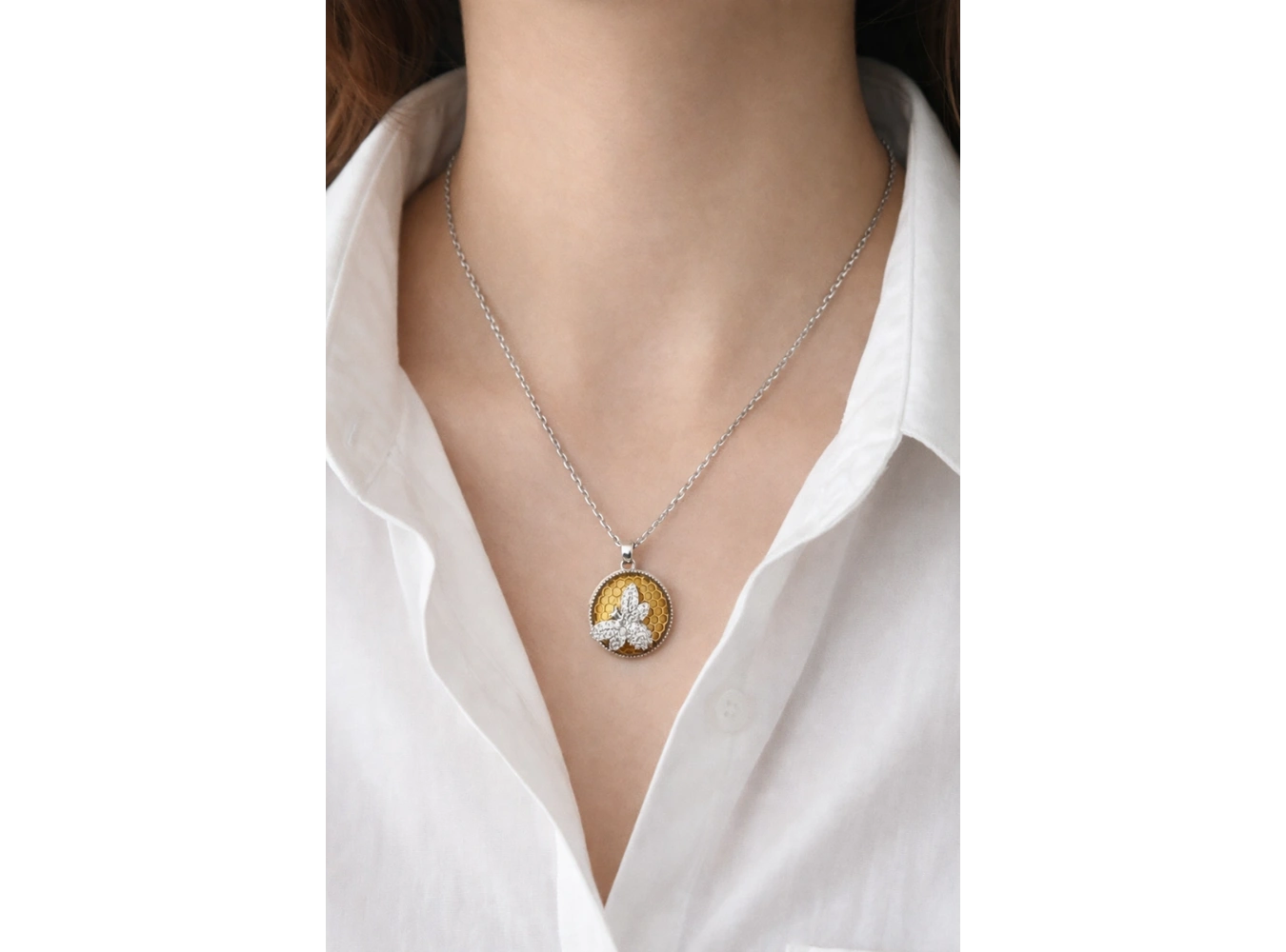 Gümüş Renk Arı Figürlü Çelik Kolye