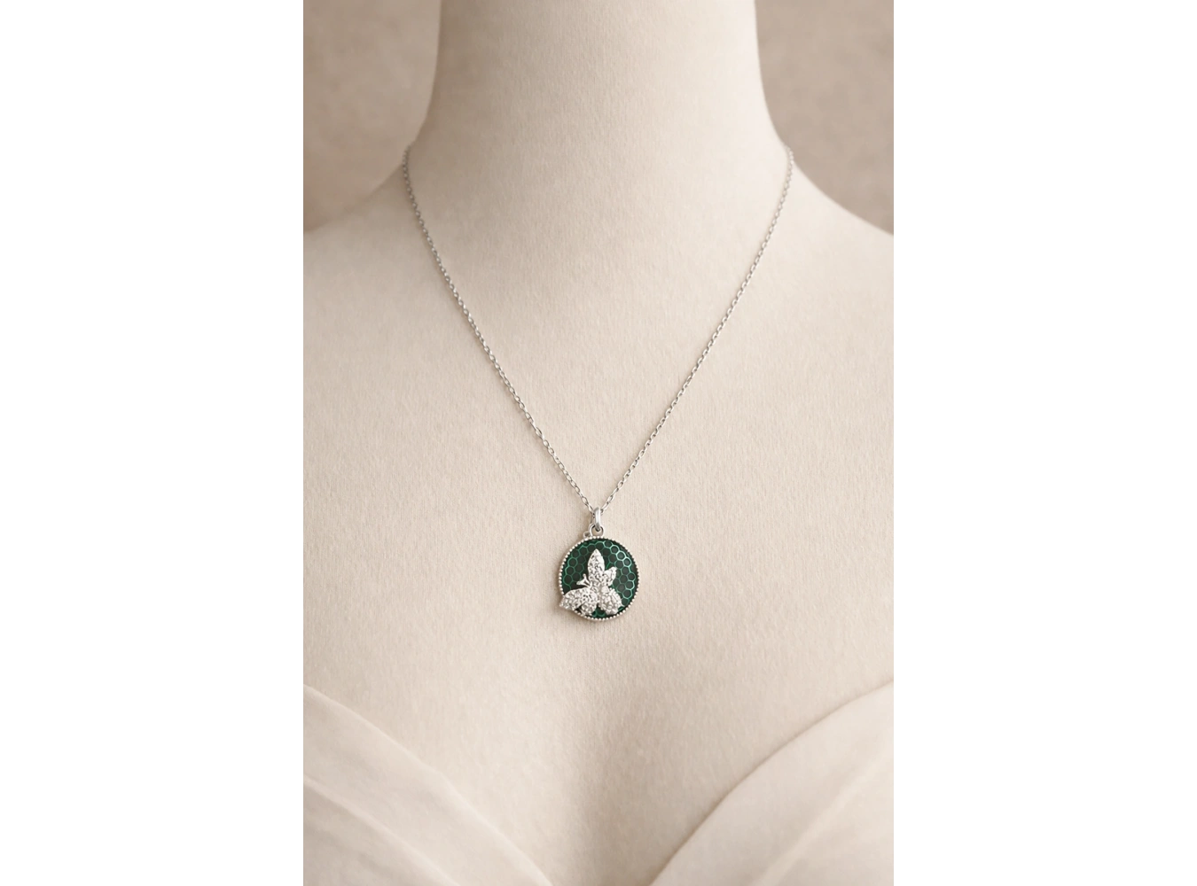 Gümüş Renk Arı Figürlü Çelik Kolye