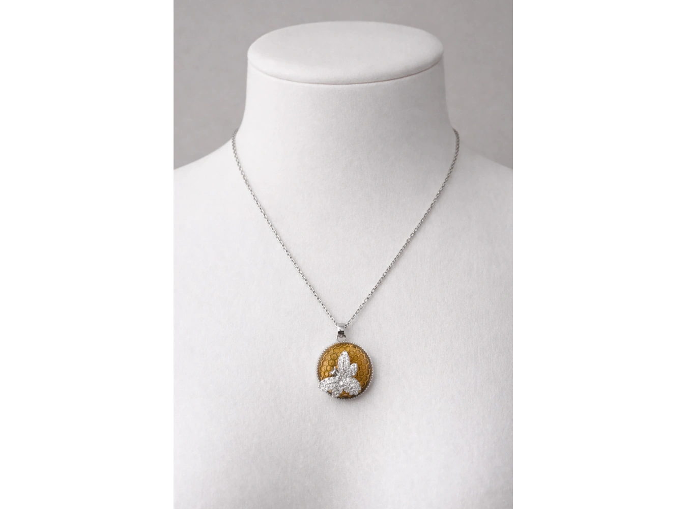 Gümüş Renk Arı Figürlü Çelik Kolye