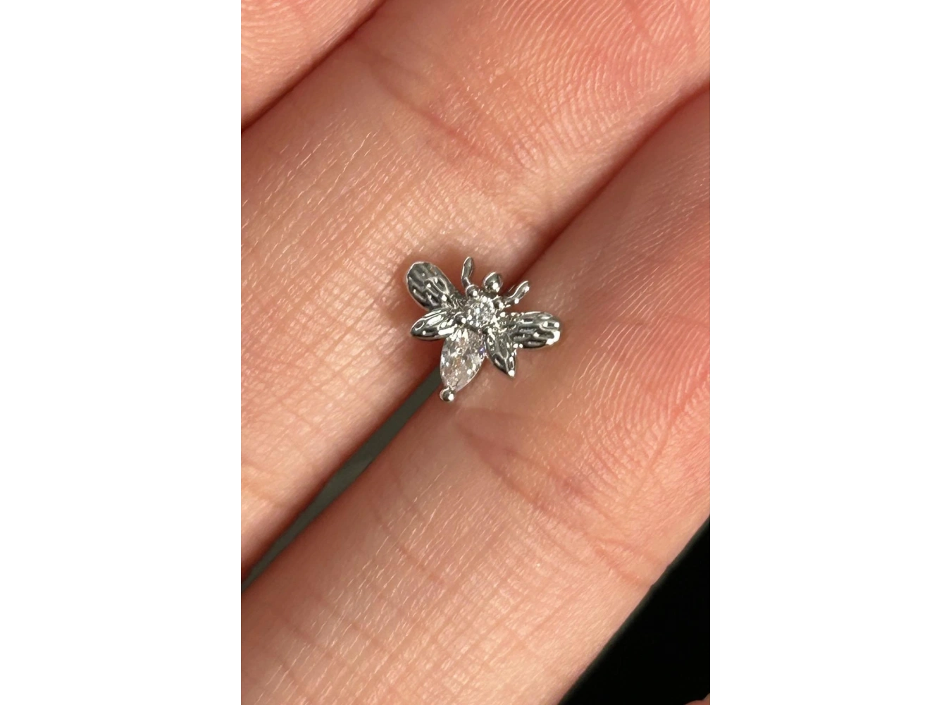 Gümüş Renk Arı Figürlü Cerrahi Çelik Tragus/Kıkırdak Küpe/Piercing (Tek)