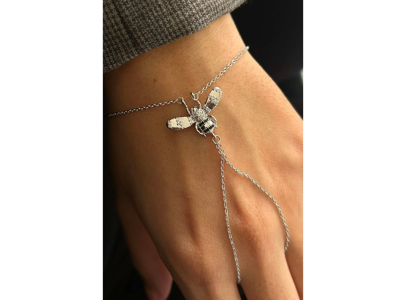 Gümüş Renk Arı Figürlü Taş Detaylı 14K Altın Kaplama TX Şahmeran