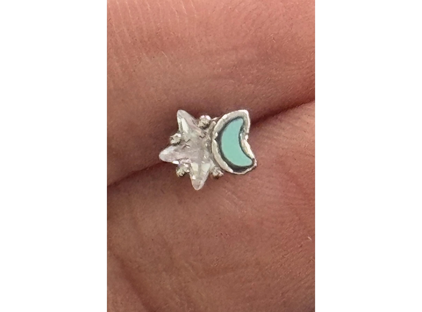 Gümüş Renk Ay Ve Yıldız Figürlü Taş Detaylı Cerrahi Çelik Tragus/Kıkırdak Küpe/Piercing (Tek)