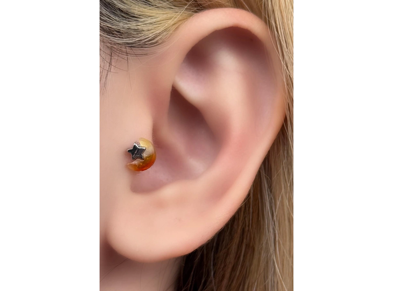 Gümüş Renk Ay Ve Yıldız Figürlü Taş Detaylı Cerrahi Çelik Tragus/Kıkırdak Küpe/Piercing (Tek)