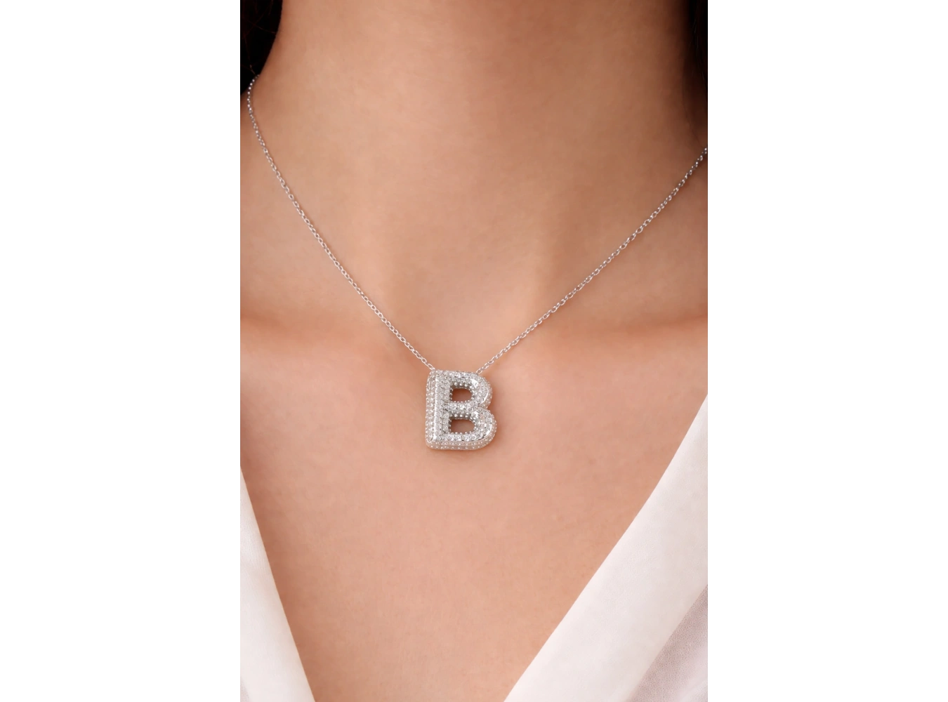 Gümüş Renk B Harf Taş Detaylı Çelik Kolye