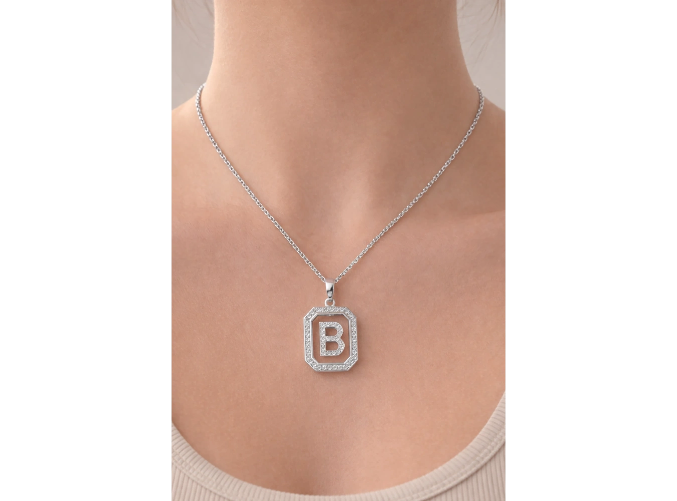 Gümüş Renk B Harf Taş Detaylı Çelik Kolye