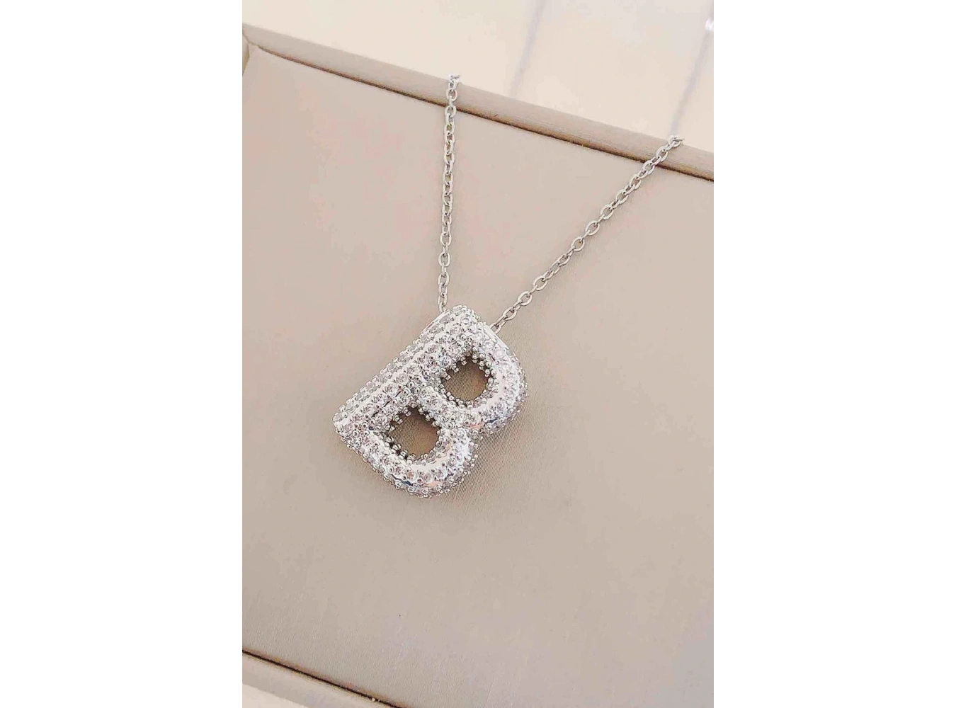 Gümüş Renk B Harf Taş Detaylı Çelik Kolye