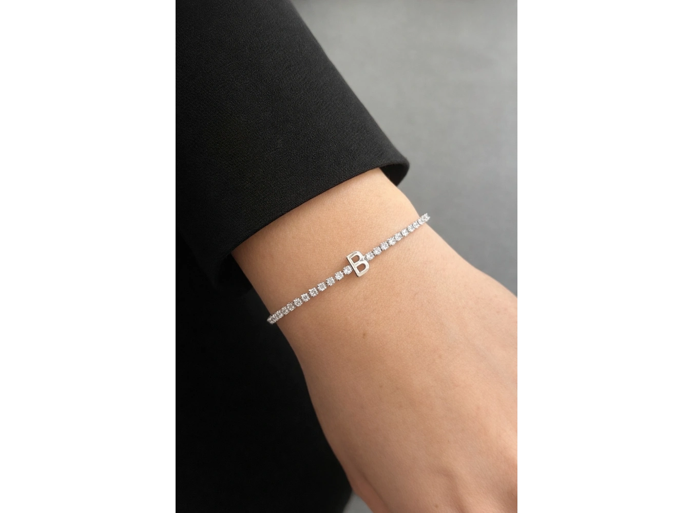 Gümüş Renk B Harfli Taş Detaylı Çelik Bileklik