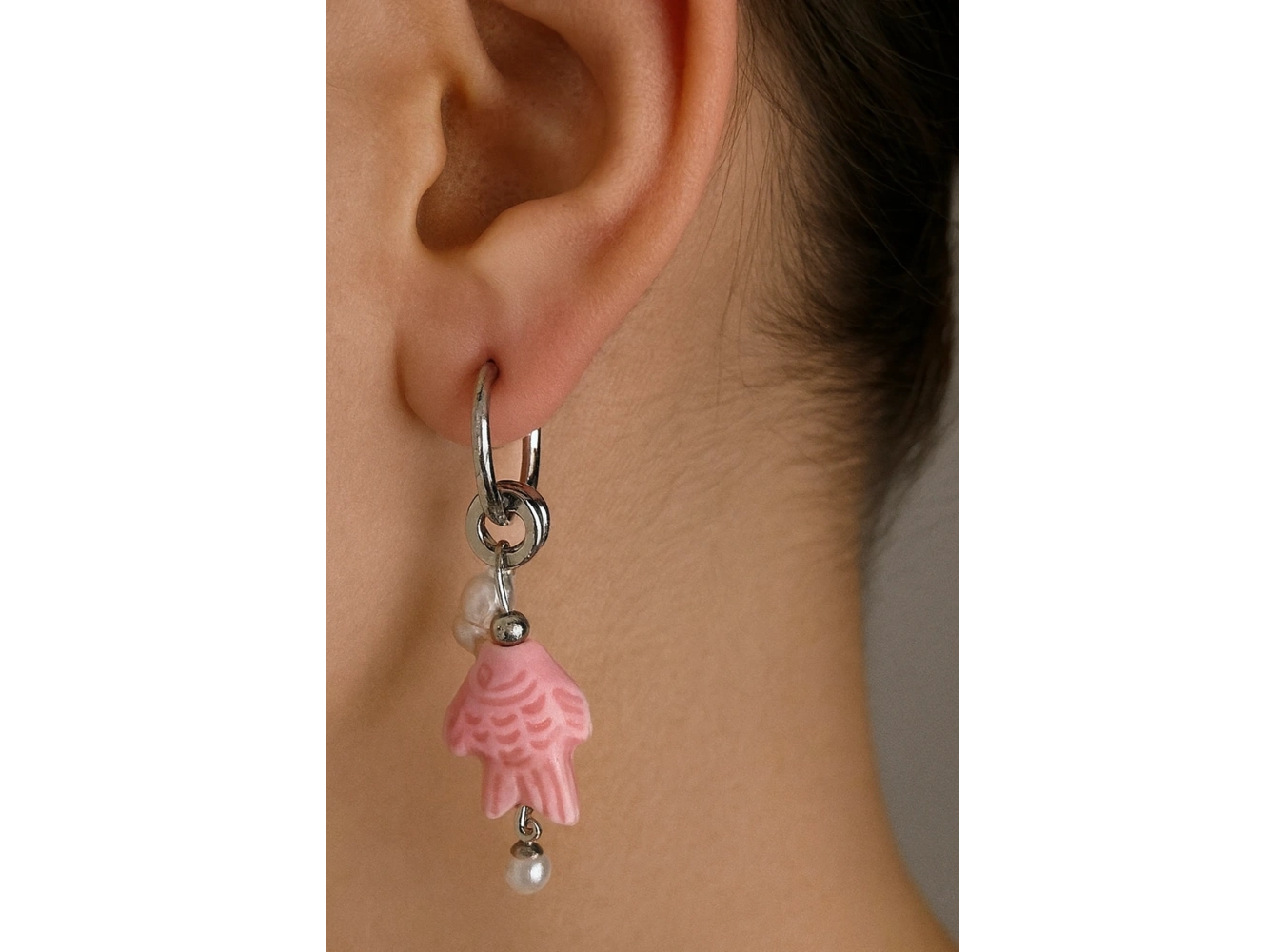 Gümüş Renk Balık Figürlü İnci Detaylı Küpe (Çift)