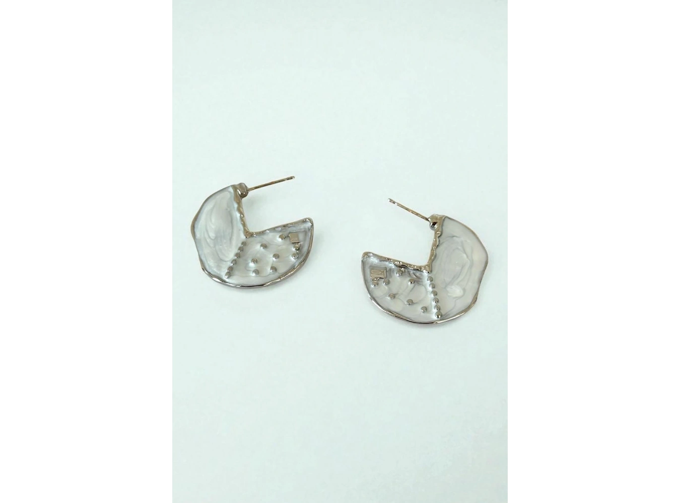 Gümüş Renk Beyaz Mineli Küpe (Çift)