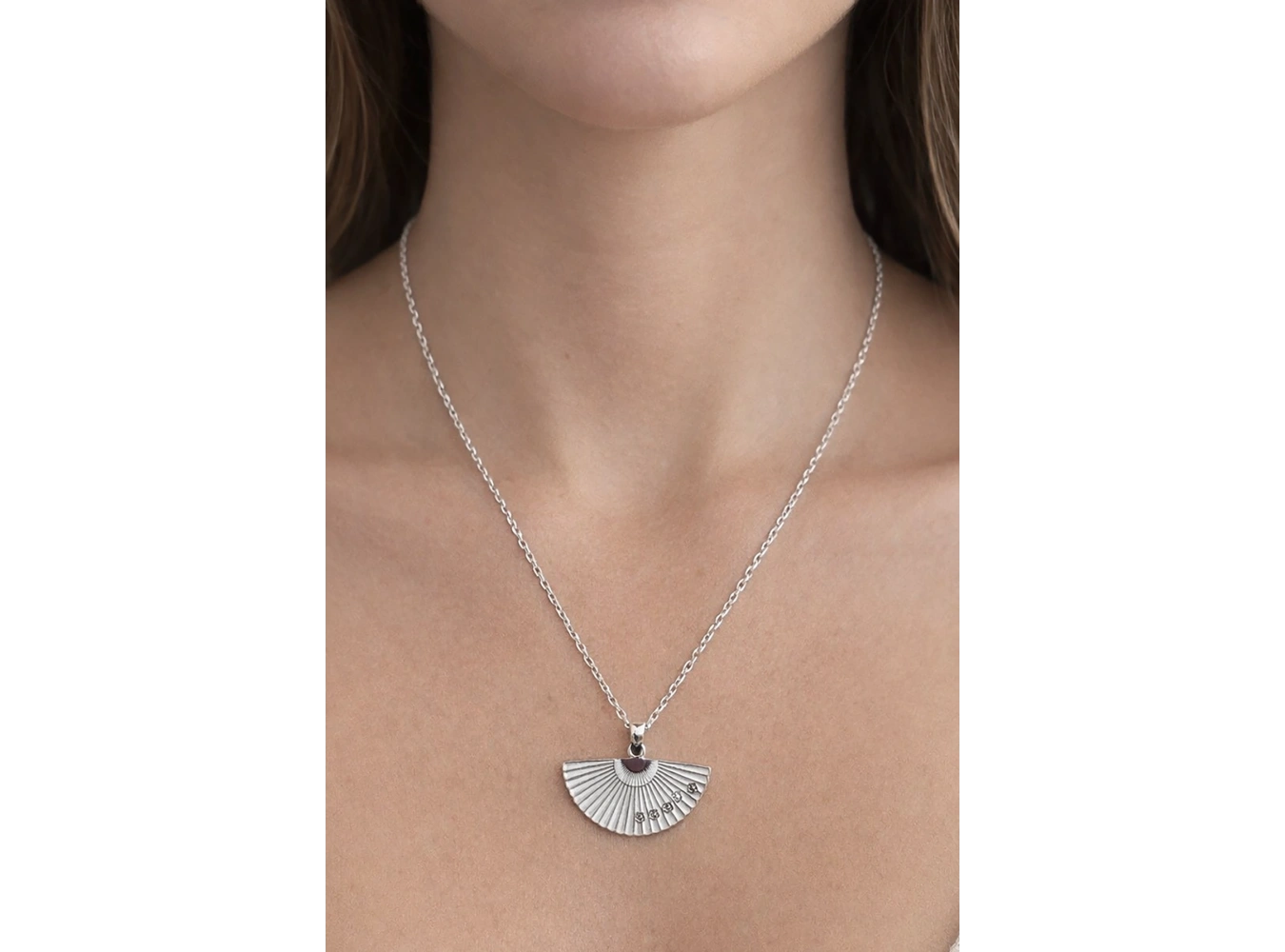 Gümüş Renk Beyaz Yelpaze Figürlü Çelik Kolye