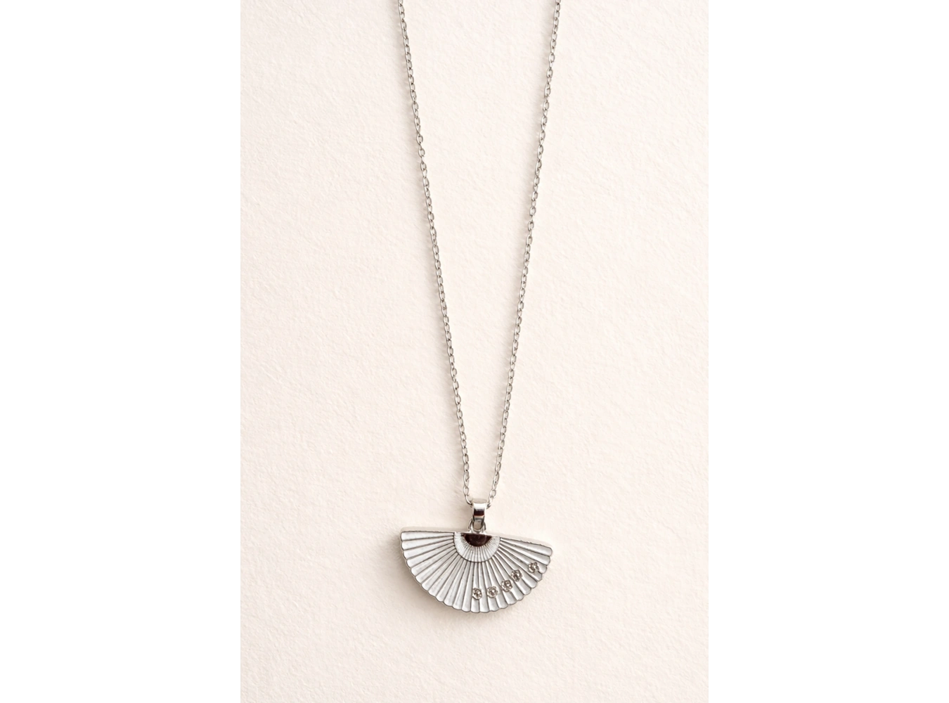 Gümüş Renk Beyaz Yelpaze Figürlü Çelik Kolye