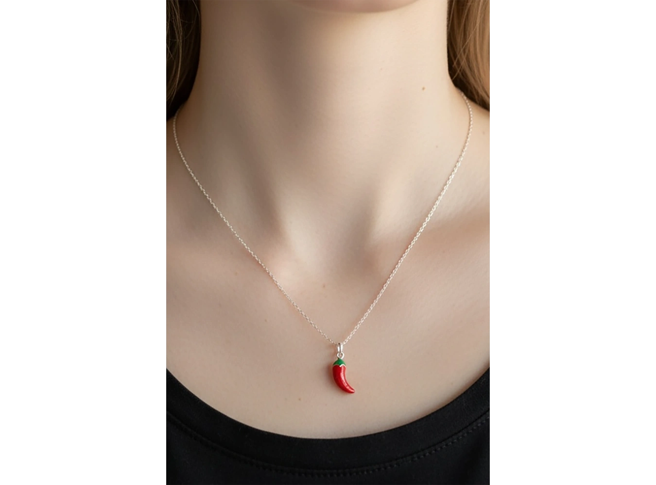 Gümüş Renk Biber Figürlü Çelik Şans Kolyesi