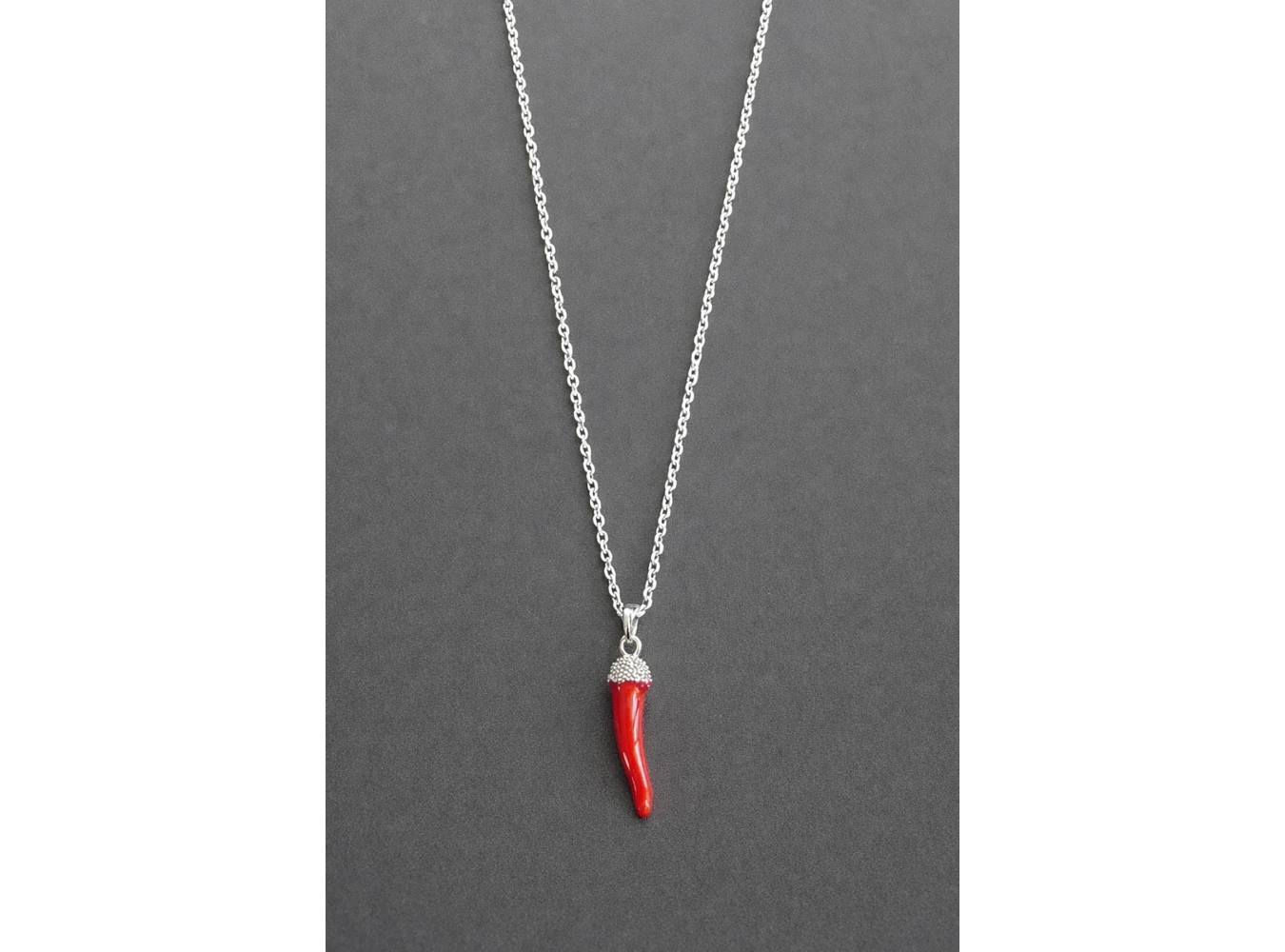 Gümüş Renk Biber Figürlü Çelik Şans Kolyesi