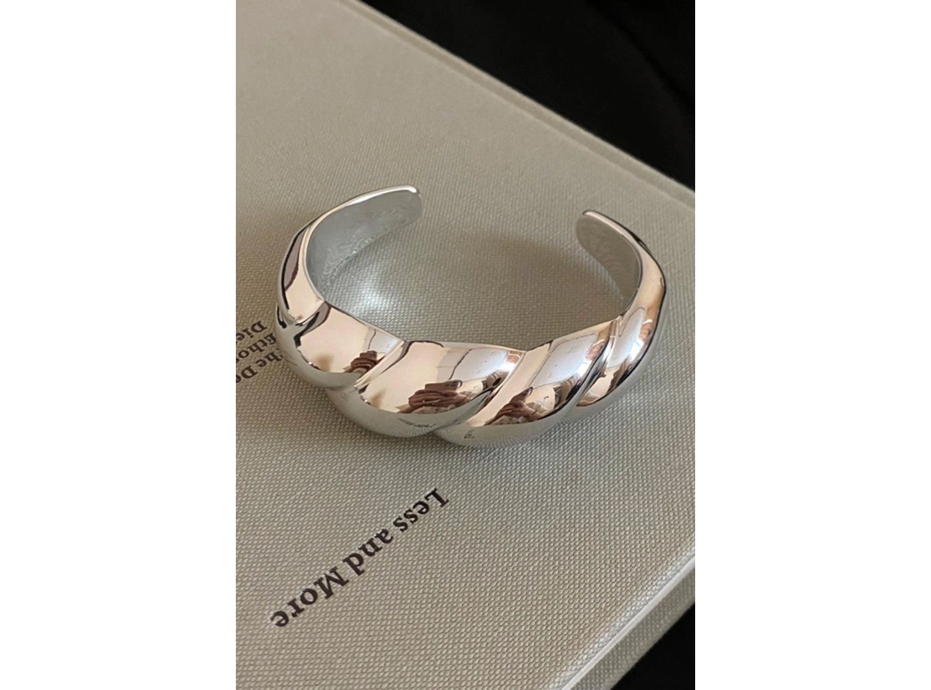 Gümüş Renk Burgu Detaylı Plaka Kelepçe Bileklik