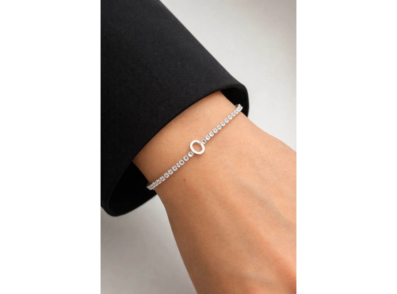 Gümüş Renk C Harfli Taş Detaylı Çelik Bileklik