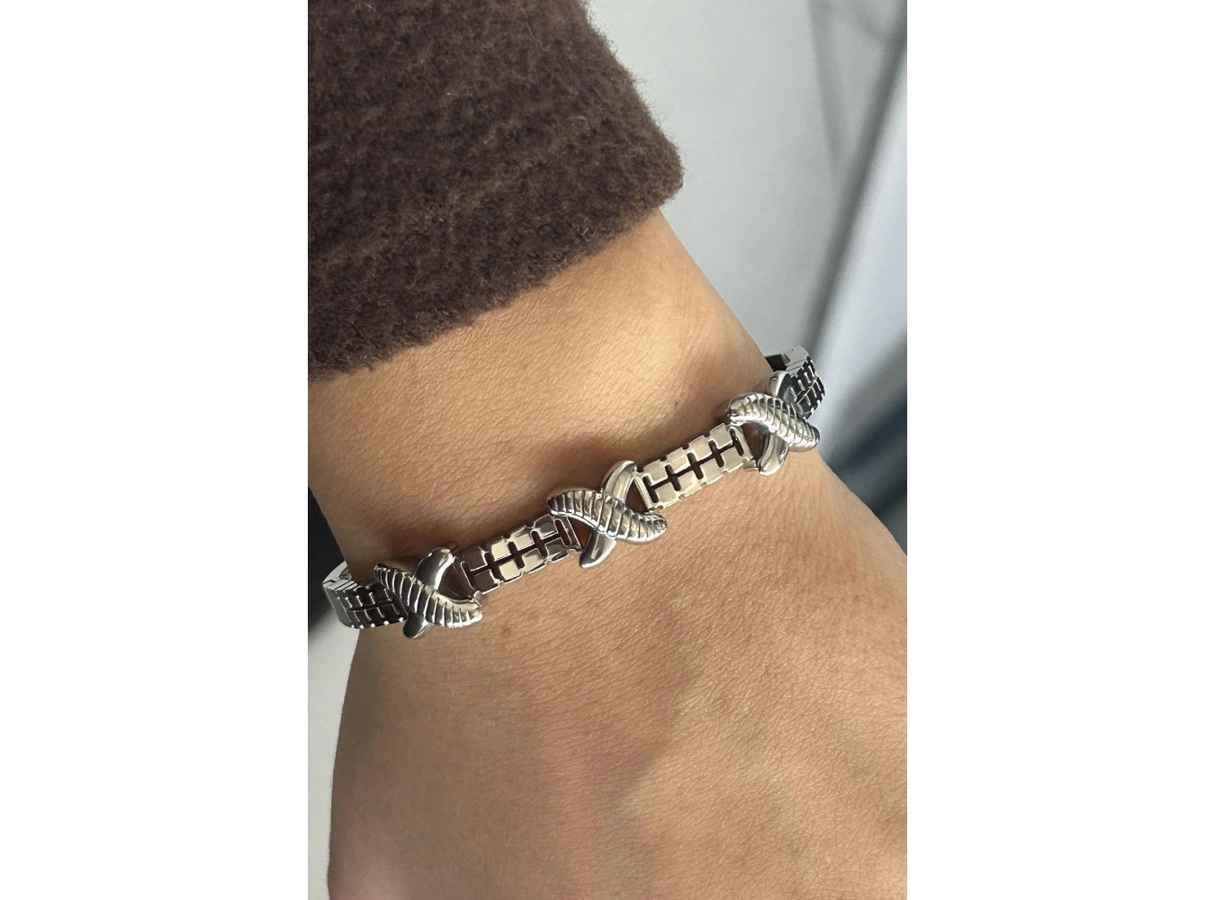 Gümüş Renk Çarpı Figürlü Çelik Kelepçe Bileklik