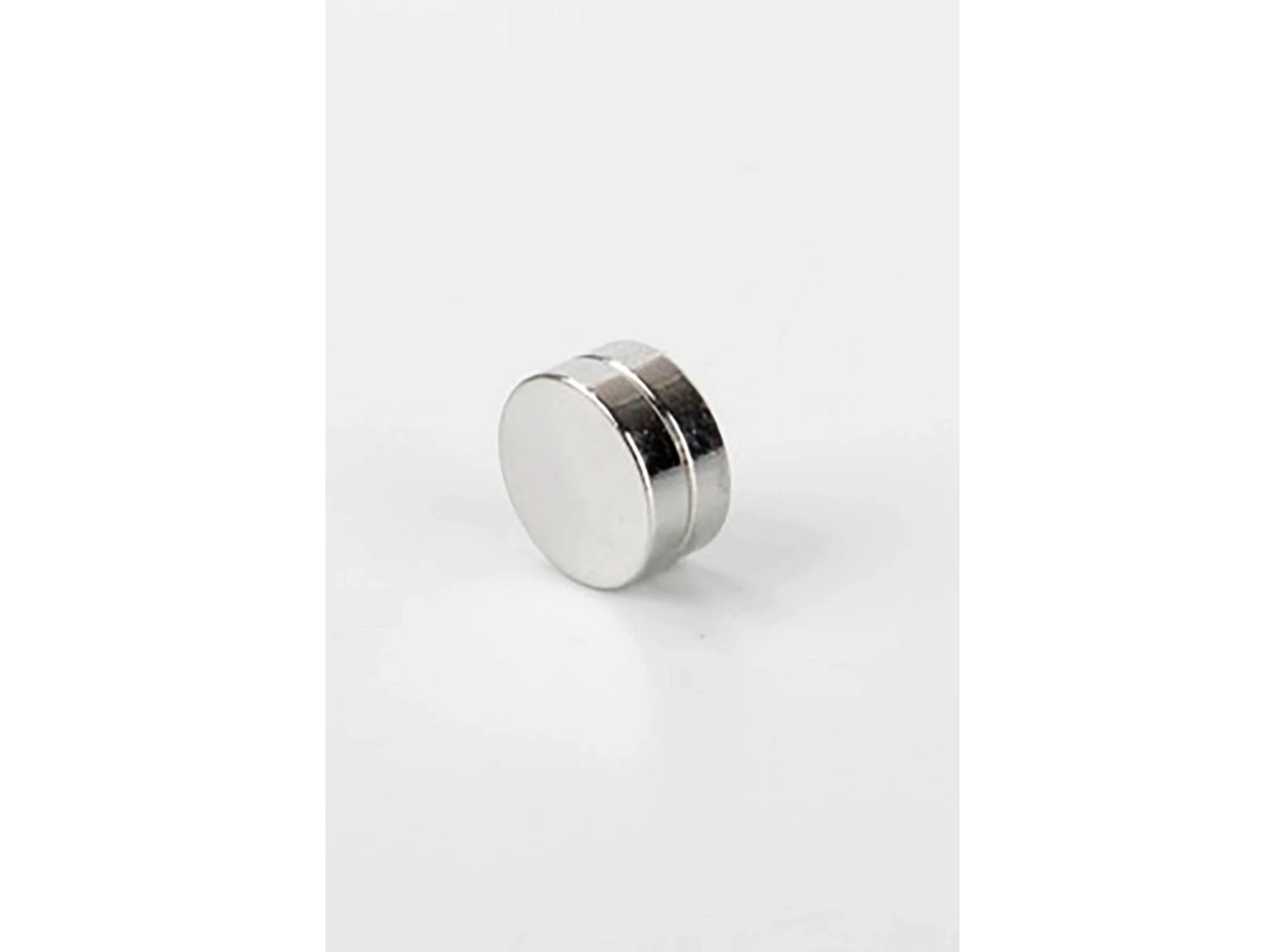 Gümüş Renk Çelik Mıknatıslı Küpe (Tek)