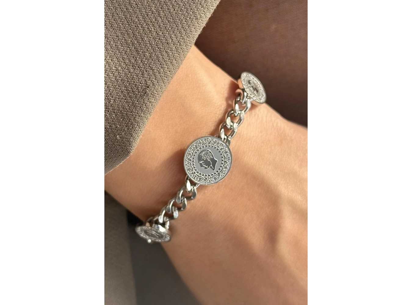 Gümüş Renk Çeyrek Figürlü Çelik Bileklik