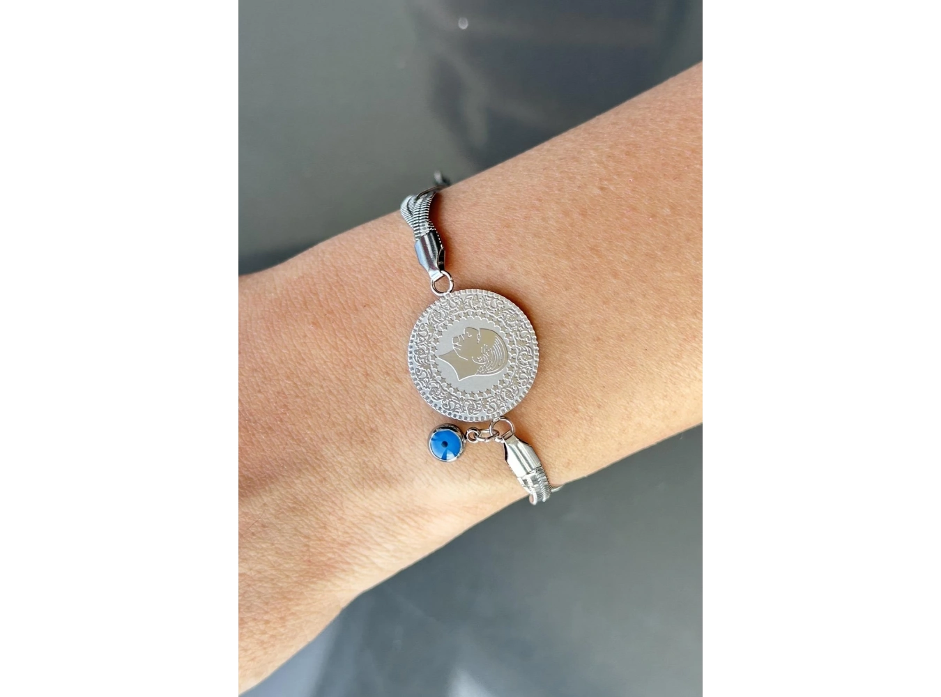 Gümüş Renk Çeyrek Figürlü Çelik Bileklik