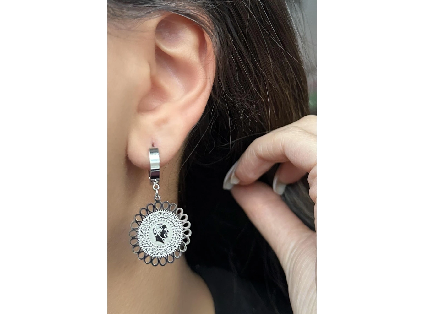 Gümüş Renk Çeyrek Figürlü Çelik Küpe (Çift)