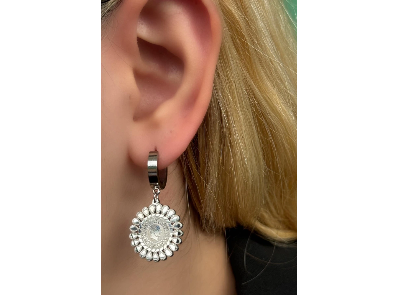 Gümüş Renk Çeyrek Figürlü Çelik Küpe (Çift)