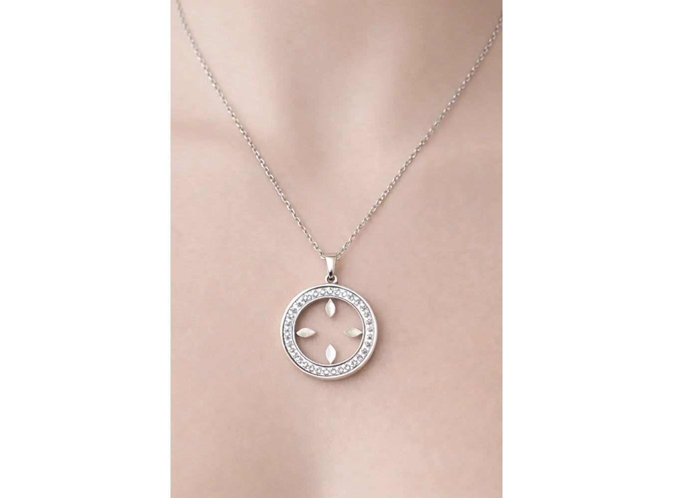 Gümüş Renk Çeyrek Koyulabilen Çelik Kolye