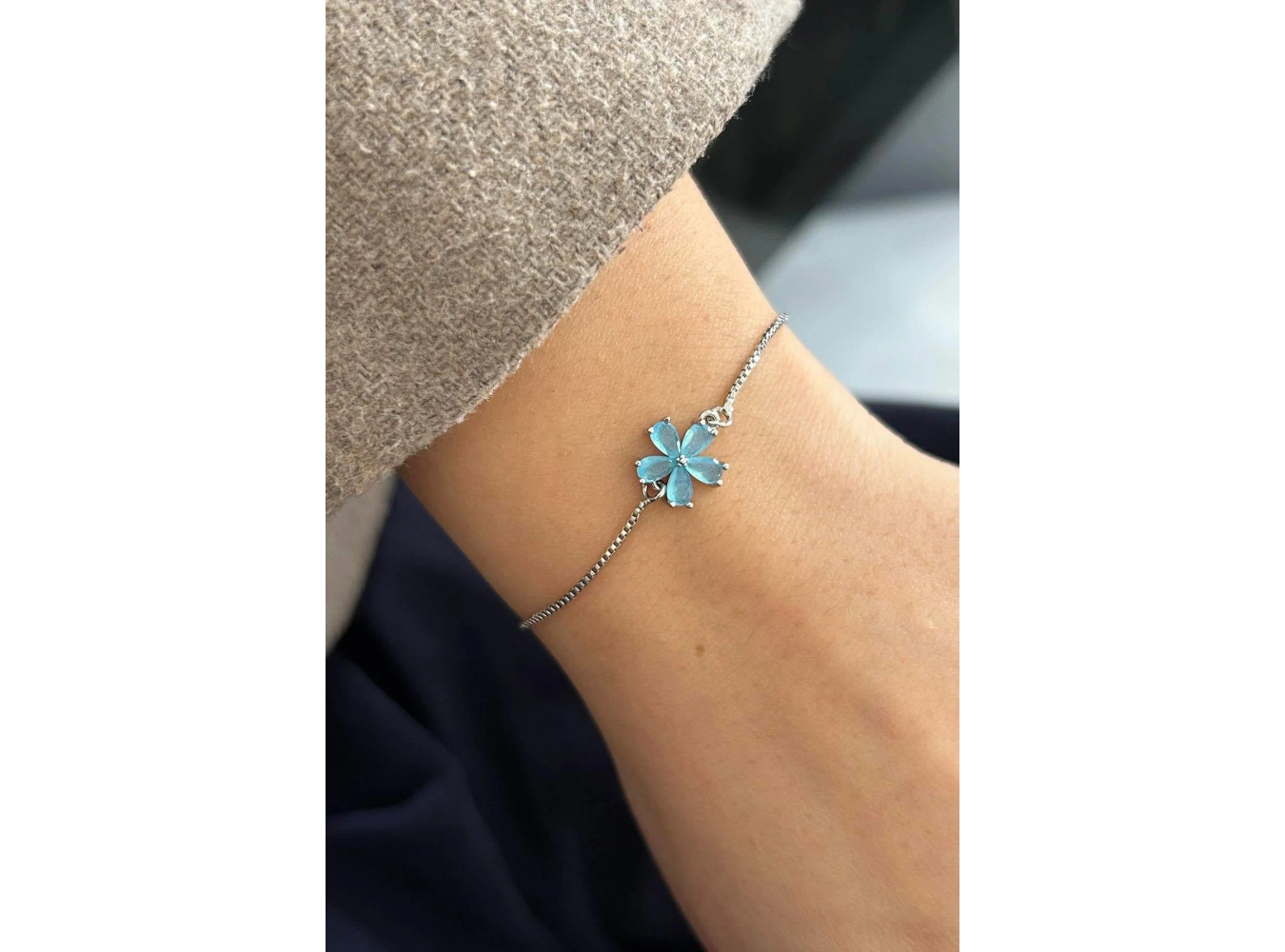 Gümüş Renk Çiçek Figürlü Bileklik