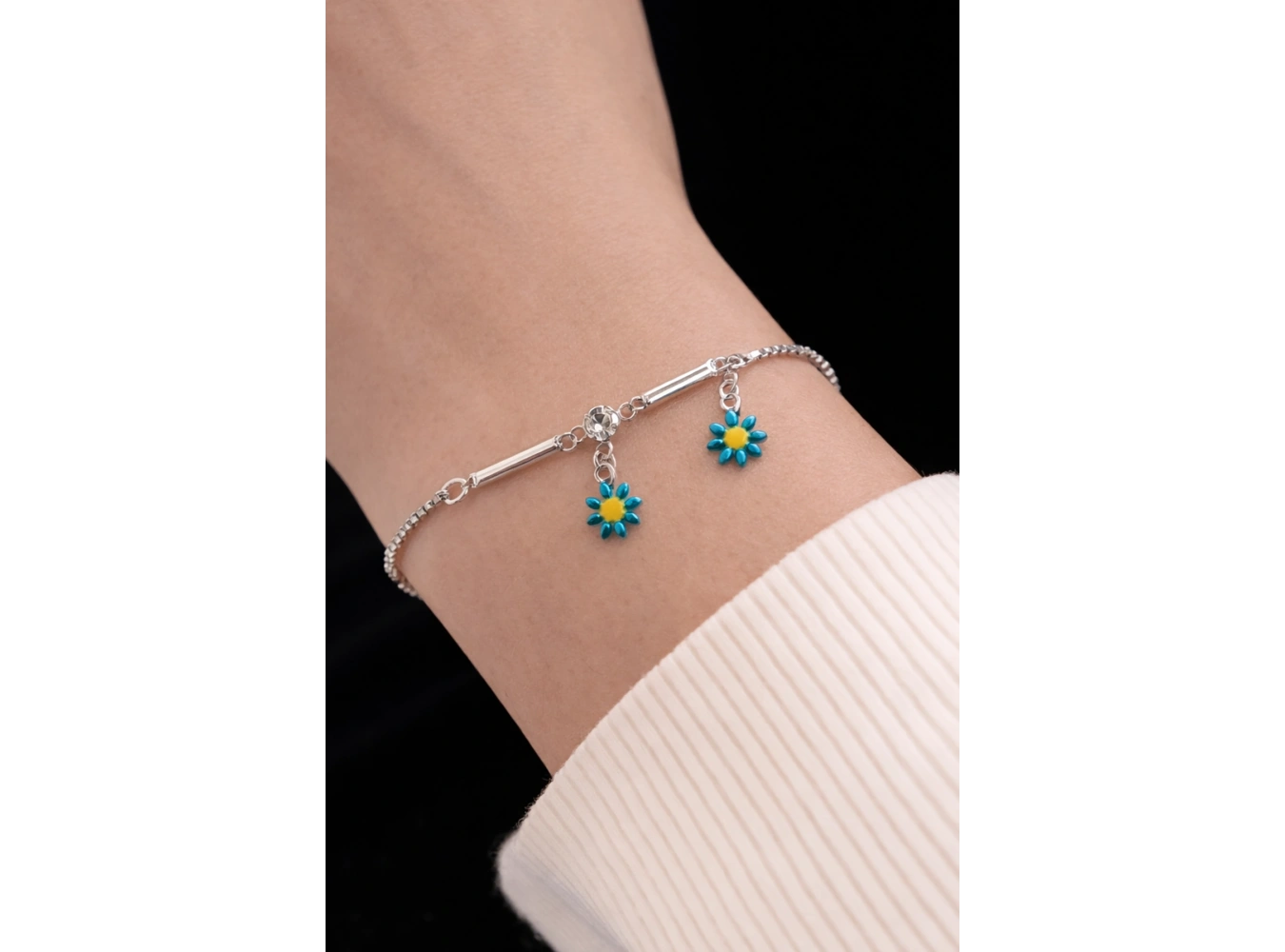 Gümüş Renk Çiçek Figürlü Çelik Bileklik