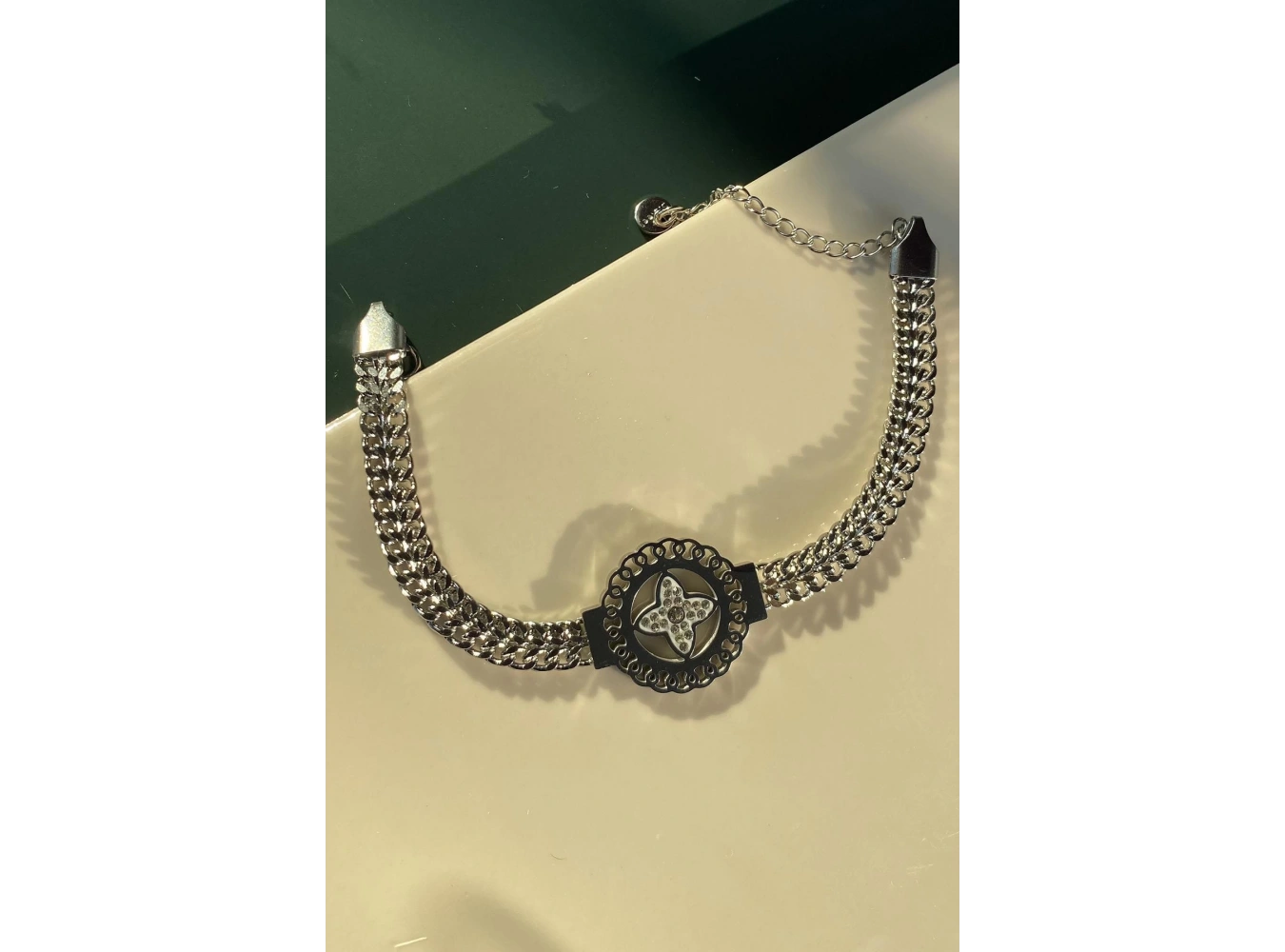 Gümüş Renk Çiçek Figürlü Çelik Bileklik