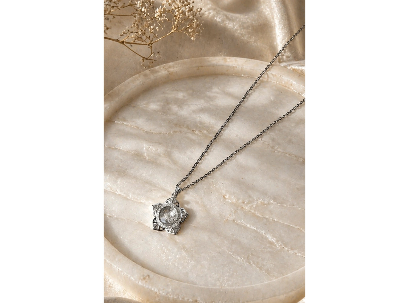 Gümüş Renk Çiçek Figürlü İçi Dönen Çelik Kolye