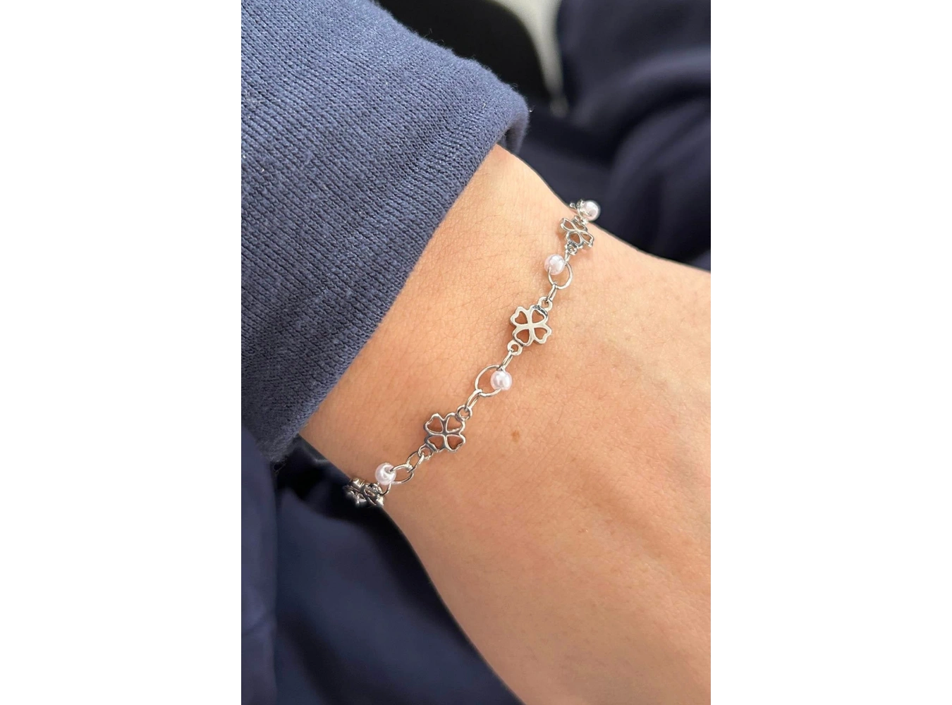 Gümüş Renk Çiçek Figürlü İnci Detaylı Bileklik