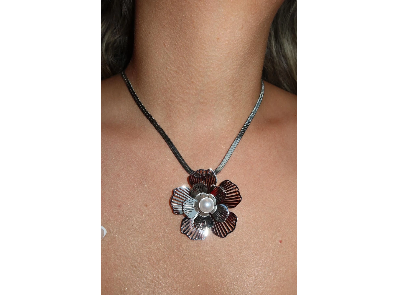 Gümüş Renk Çiçek Figürlü İnci Detaylı Çelik Kolye