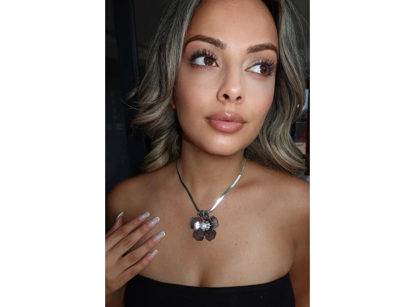 Gümüş Renk Çiçek Figürlü İnci Detaylı Çelik Kolye