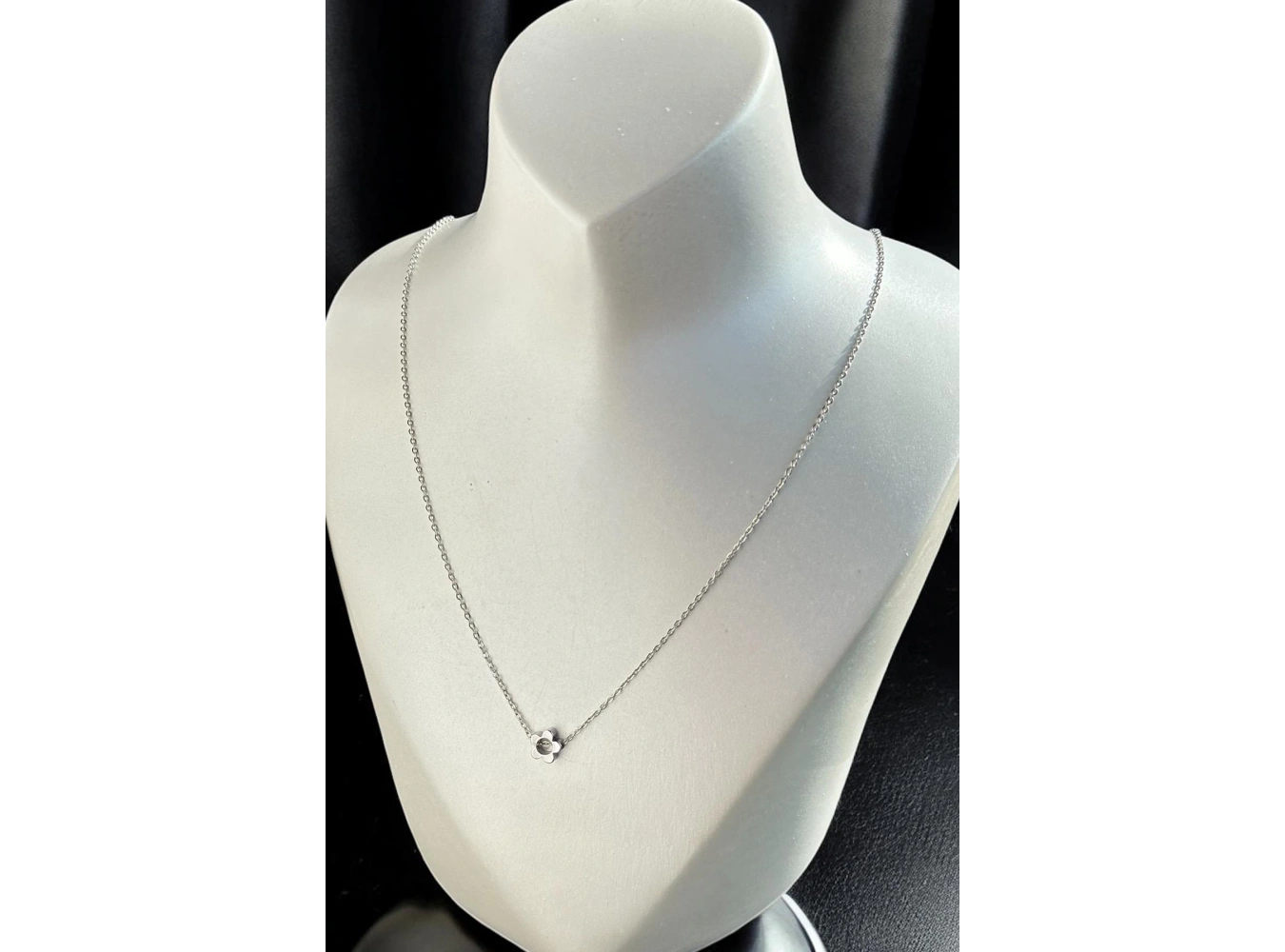 Gümüş Renk Çiçek Figürlü Kolye