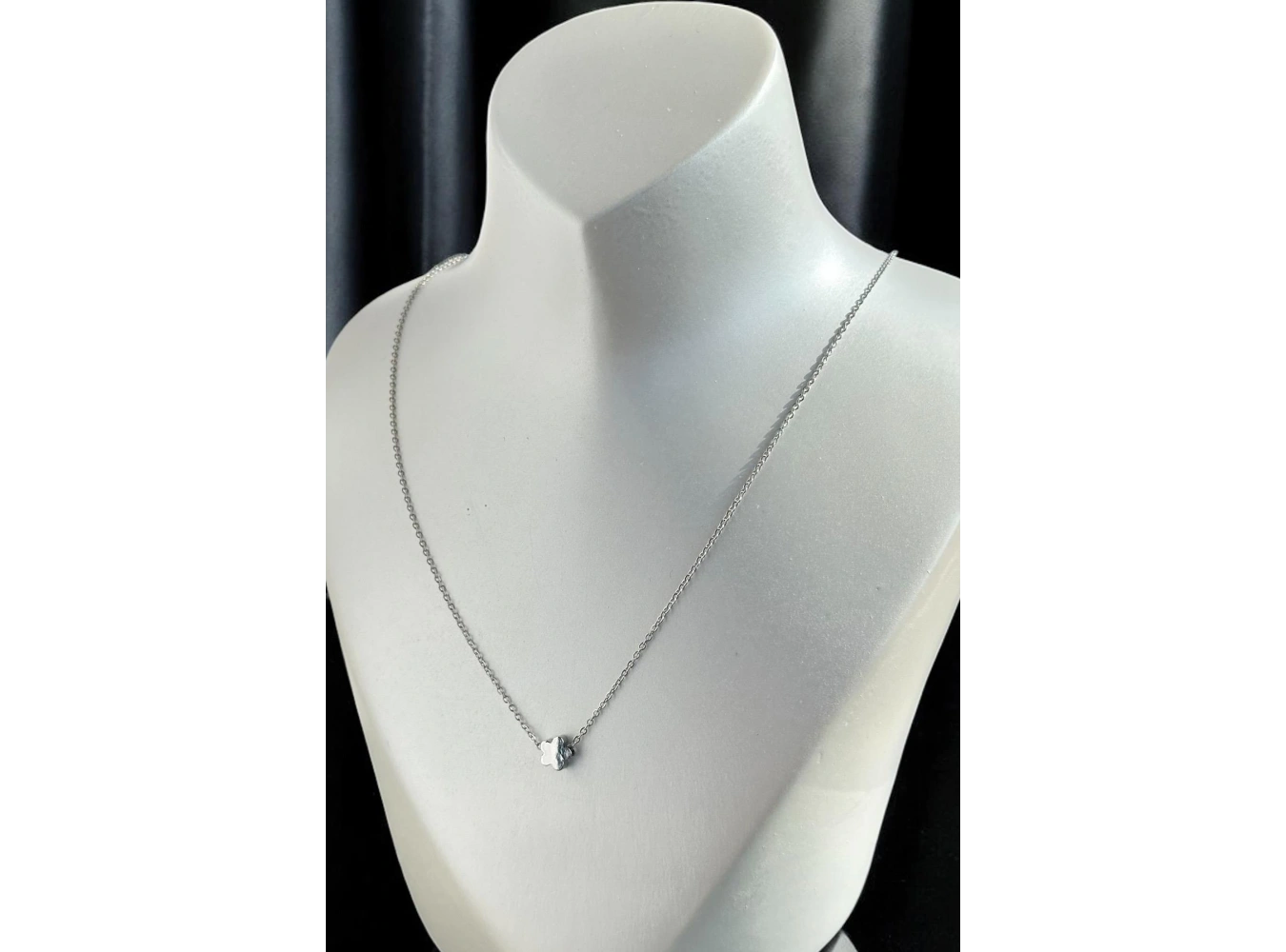 Gümüş Renk Çiçek Figürlü Kolye