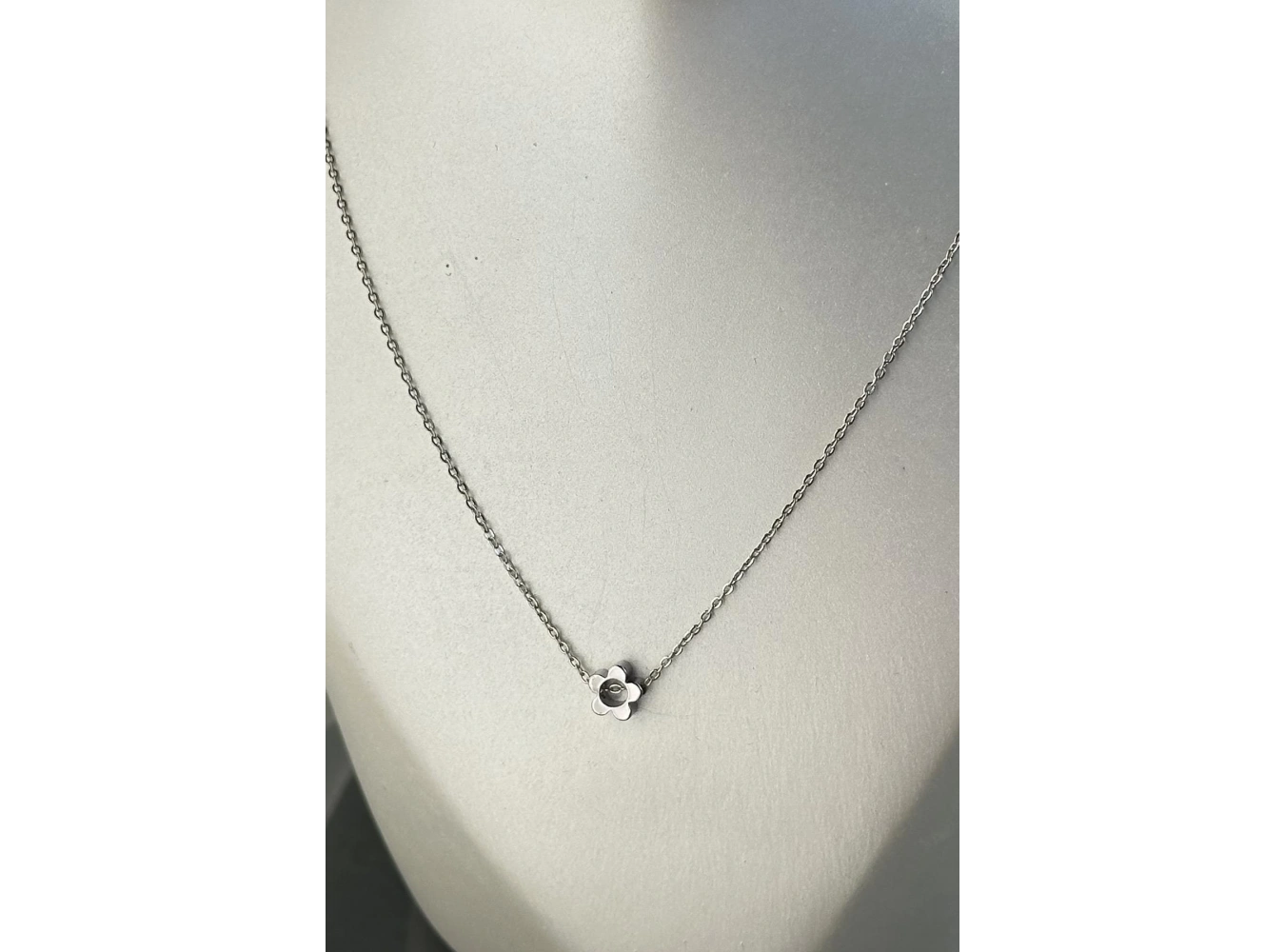 Gümüş Renk Çiçek Figürlü Kolye