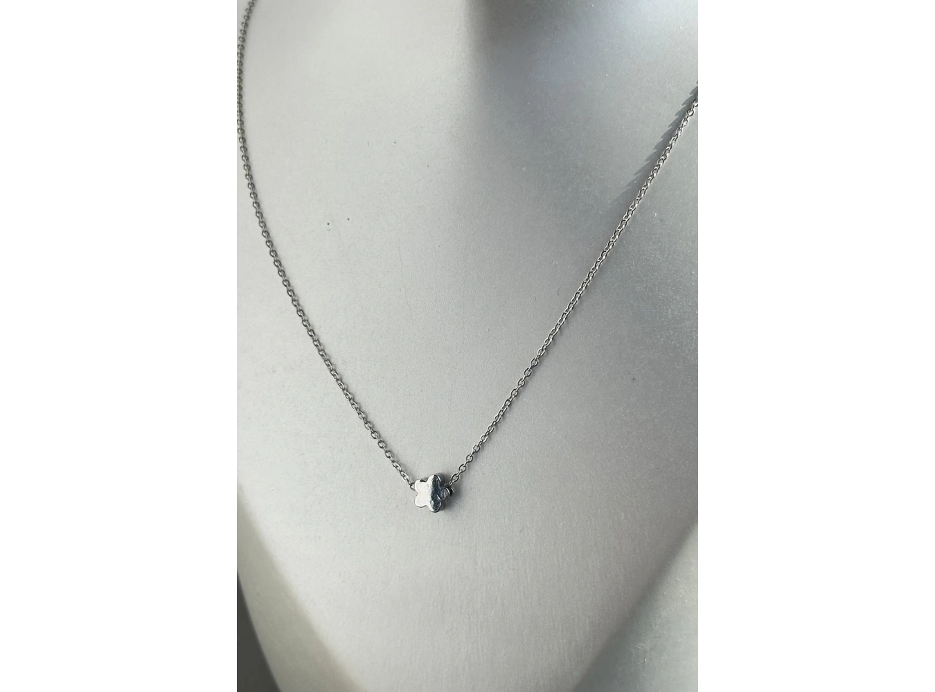 Gümüş Renk Çiçek Figürlü Kolye