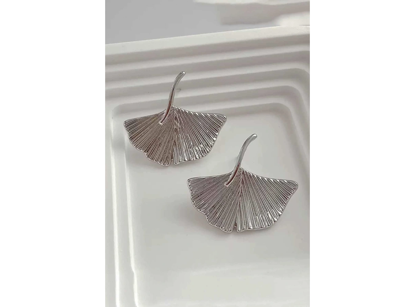 Gümüş Renk Çiçek Figürlü Küpe (Çift)