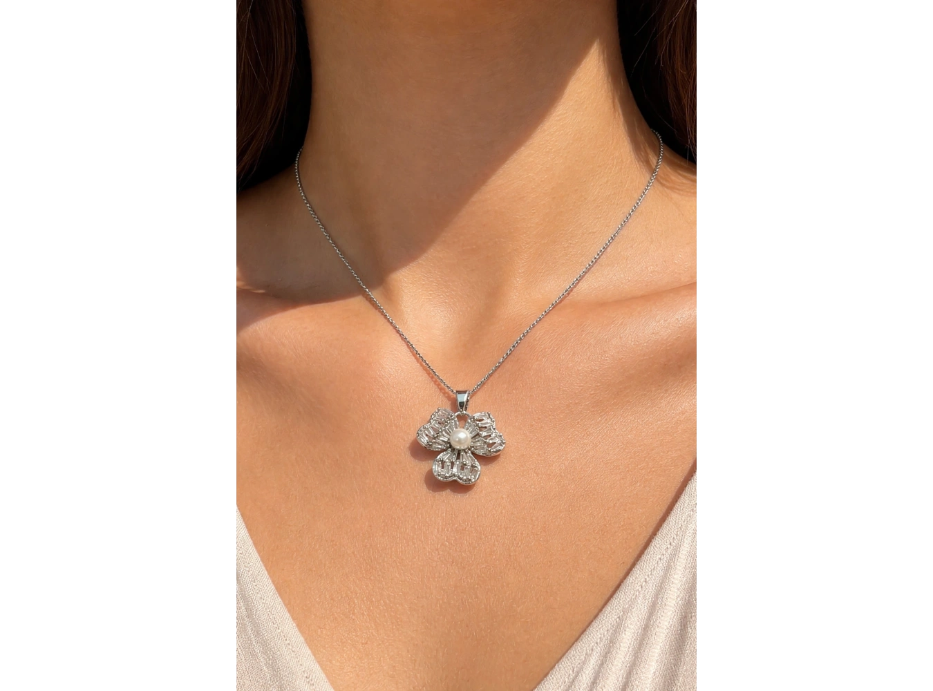 Gümüş Renk Çiçek Figürlü Taş Detaylı Çelik Kolye