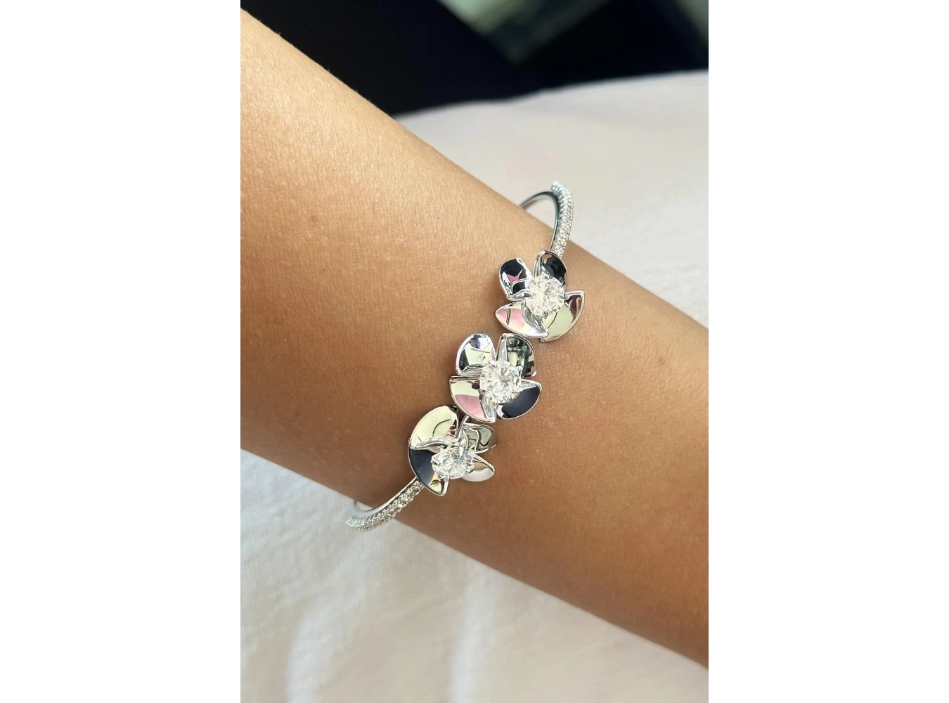 Gümüş Renk Çiçek Figürlü Taş Detaylı Kelepçe Bileklik