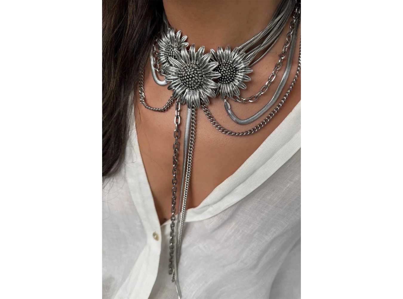 Gümüş Renk Çiçek Figürlü Tasarım Kolye