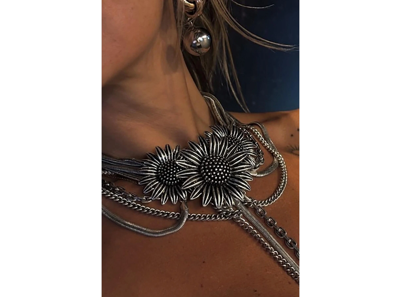 Gümüş Renk Çiçek Figürlü Tasarım Kolye