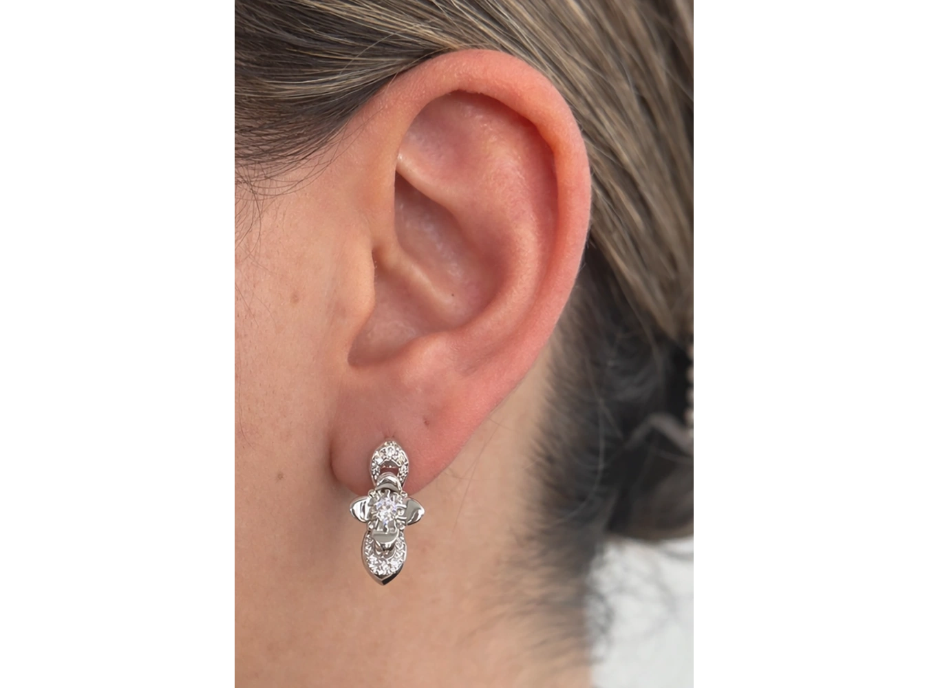 Gümüş Renk Çiçek Figürlü Taşlı 14K Altın Kaplama Tx Küpe (Çift)