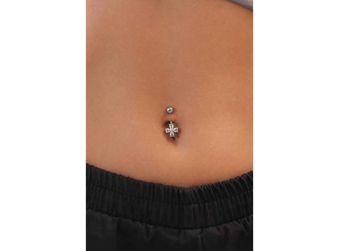 Gümüş Renk Çiçek Figürlü Taşlı Cerrahi Çelik Göbek Piercing