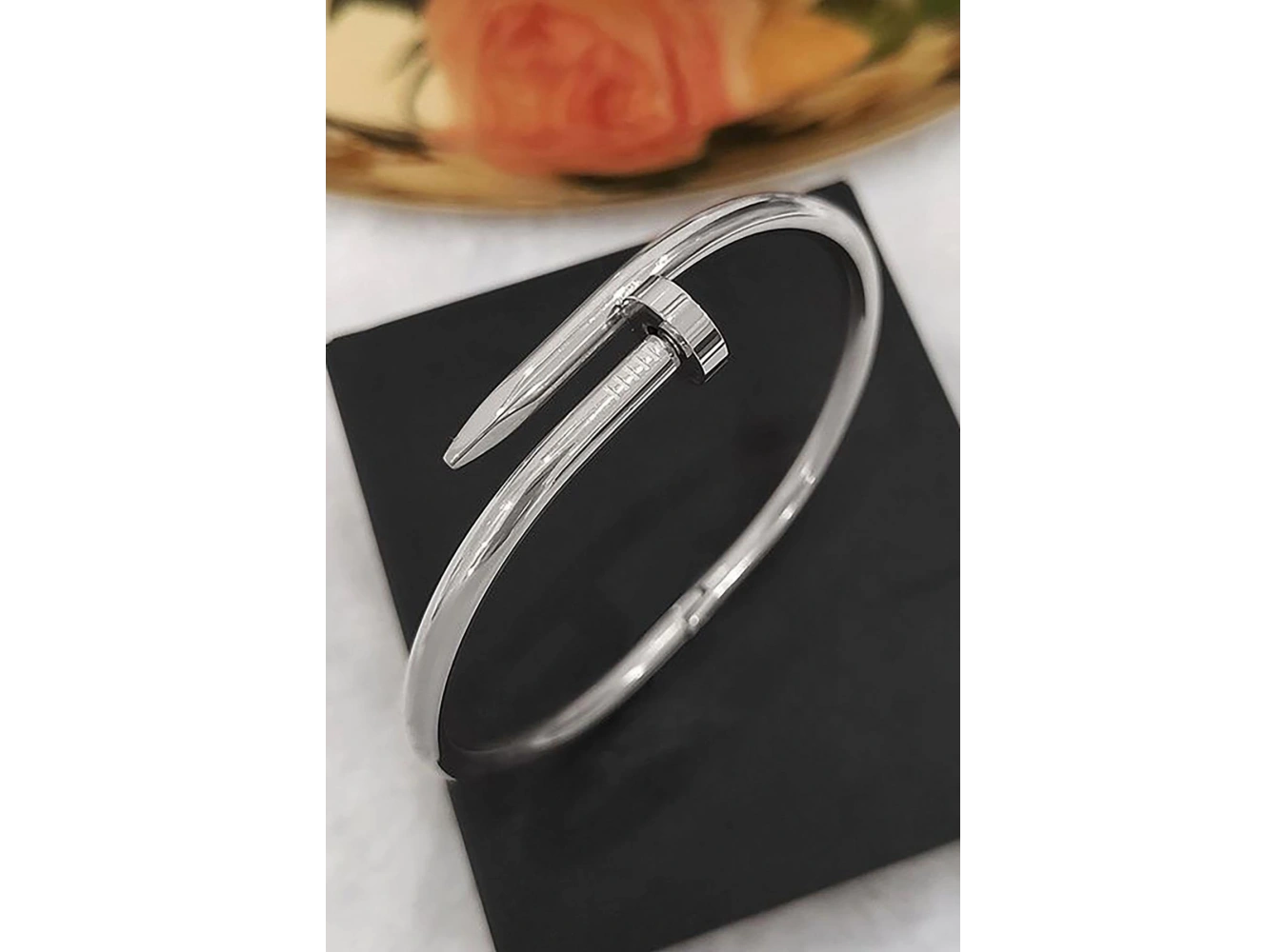 Gümüş Renk Çivi Detaylı Çelik Kelepçe Bileklik