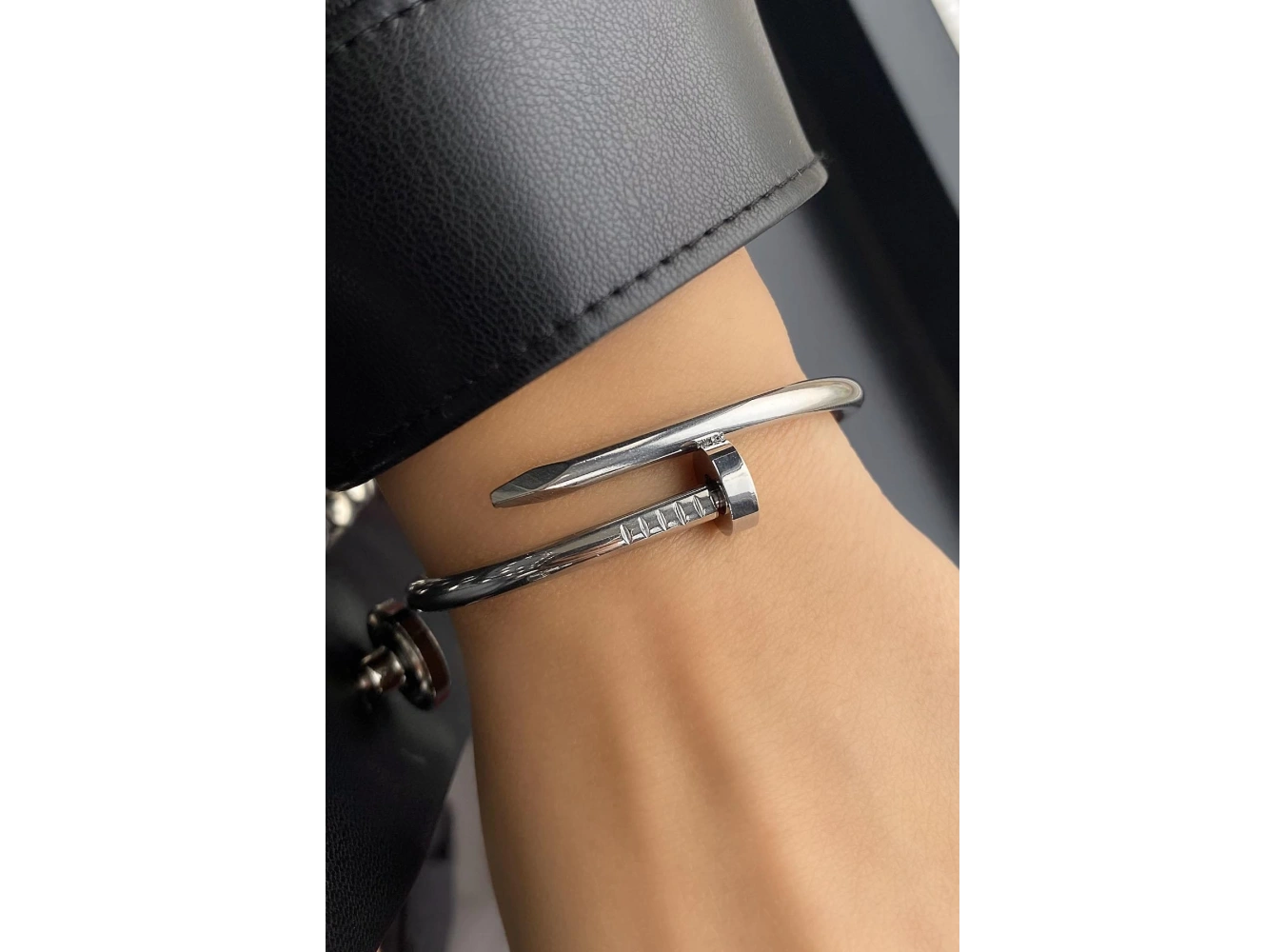 Gümüş Renk Çivi Detaylı Çelik Kelepçe Bileklik